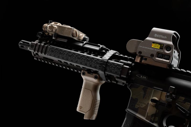 STRIKE INDUSTRIES Rukoväť Picatinny Angled Vertical Long Grip - fde (SI-AR-CMAG-RAIL-L-FDE)