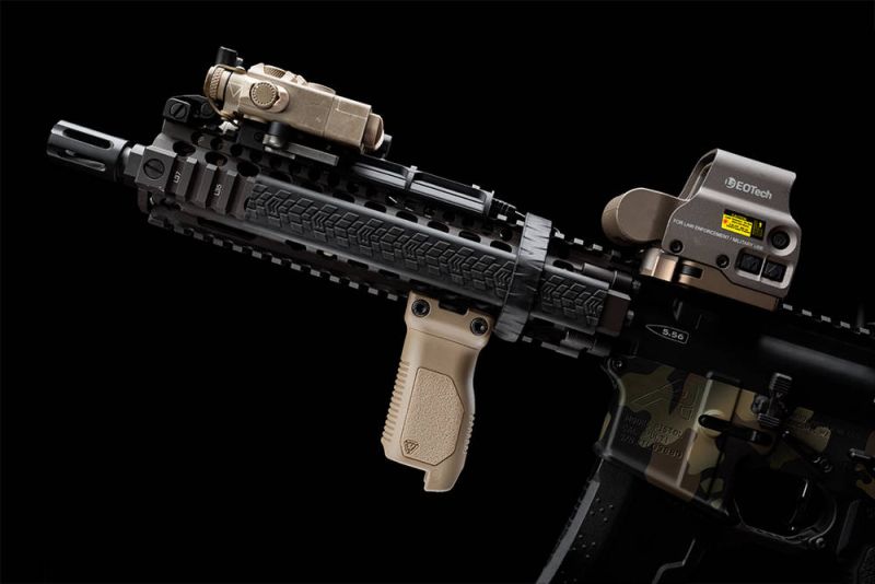 STRIKE INDUSTRIES Rukoväť Picatinny Angled Vertical Long Grip - fde (SI-AR-CMAG-RAIL-L-FDE)