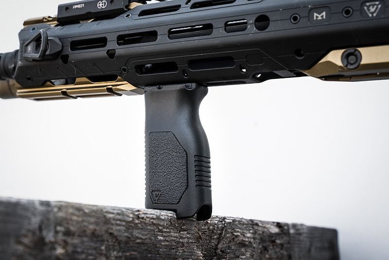 STRIKE INDUSTRIES Grip M-LOK Angled Vertical, long - čierny