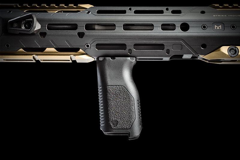 STRIKE INDUSTRIES Grip M-LOK Angled Vertical, long - čierny