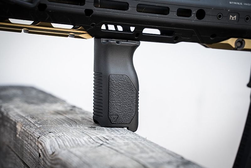 STRIKE INDUSTRIES Grip M-LOK Angled Vertical, long - fde