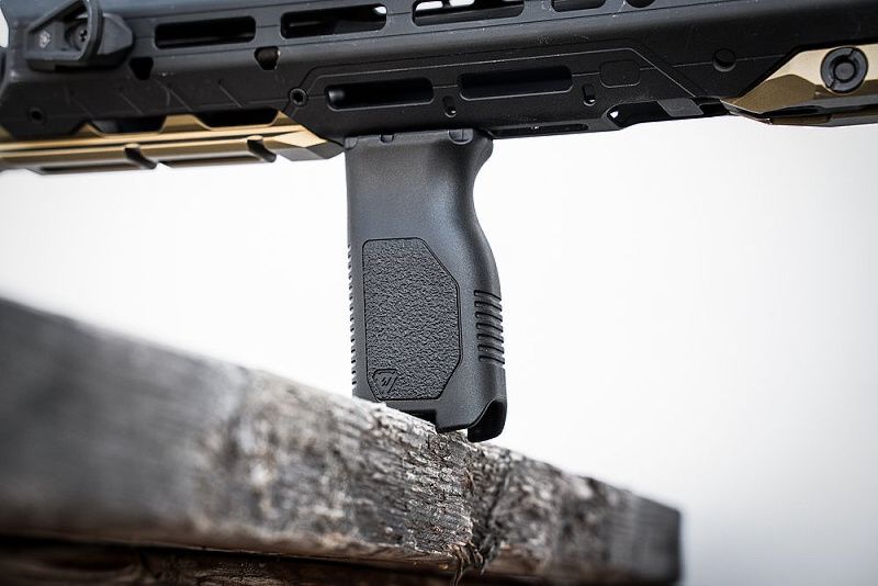 STRIKE INDUSTRIES Grip M-LOK Angled Vertical, long - fde