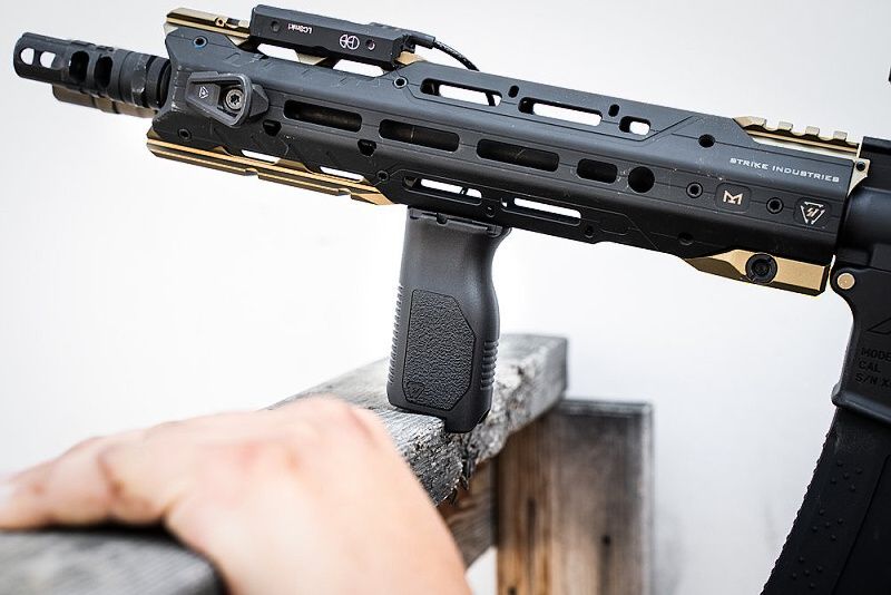 STRIKE INDUSTRIES Grip M-LOK Angled Vertical, long - fde