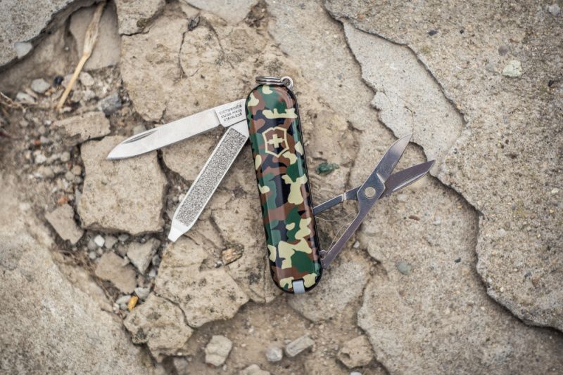 VICTORINOX Zatvárací nôž CLASSIC - camo (0.6223.94)