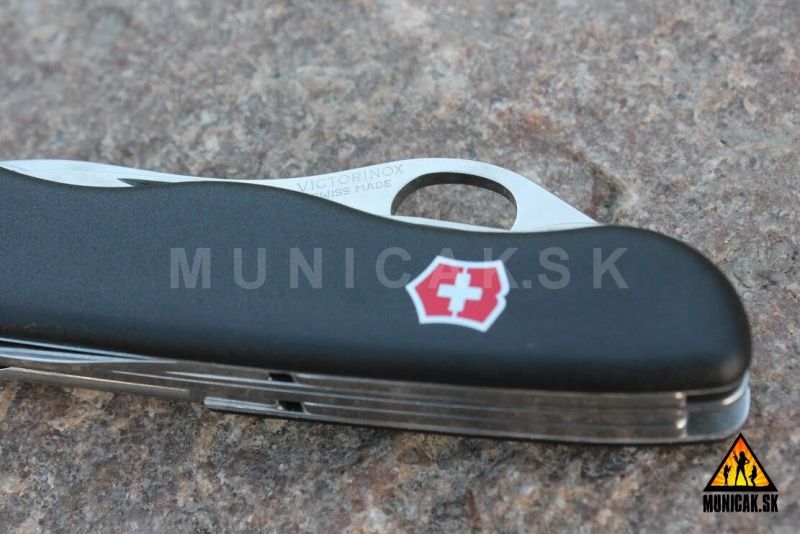 VICTORINOX Zatvárací nôž TRAILMASTER ONE HAND - čierny (0.8463.MW3)