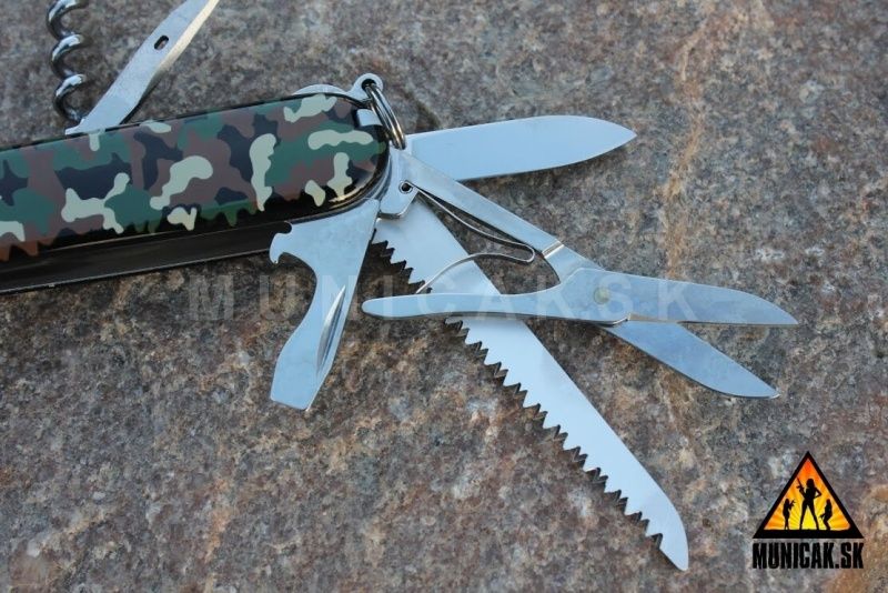 VICTORINOX Zatvárací nôž HUNTSMAN - woodland camo (1.3713.94)