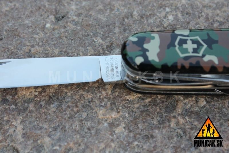 VICTORINOX Zatvárací nôž HUNTSMAN - woodland camo (1.3713.94)