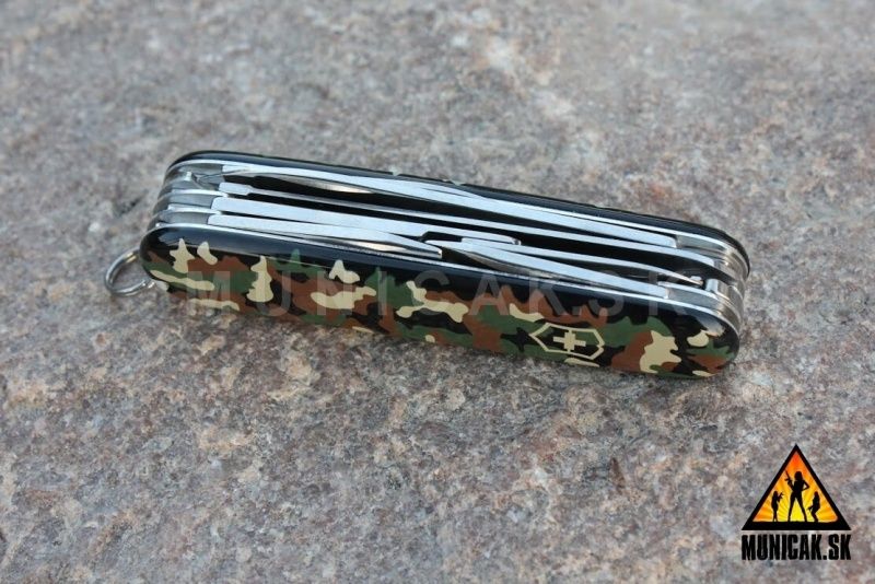 VICTORINOX Zatvárací nôž HUNTSMAN - woodland camo (1.3713.94)