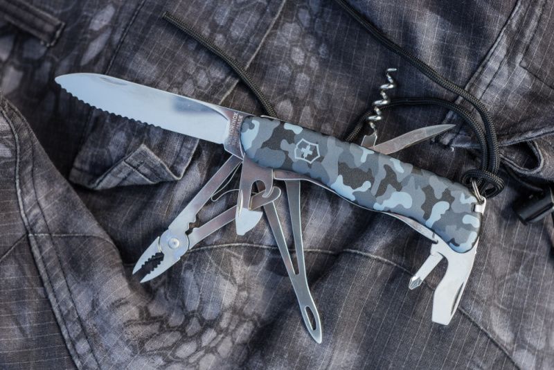 VICTORINOX Zatvárací nôž SKIPPER - modrý camo (0.8593.W942)