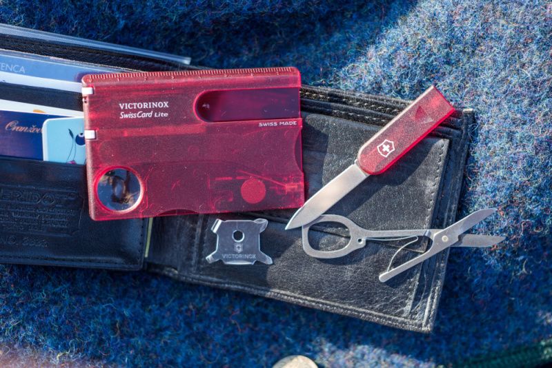 VICTORINOX SWISS CARD LITE - červená transparentná (0.7300.T)