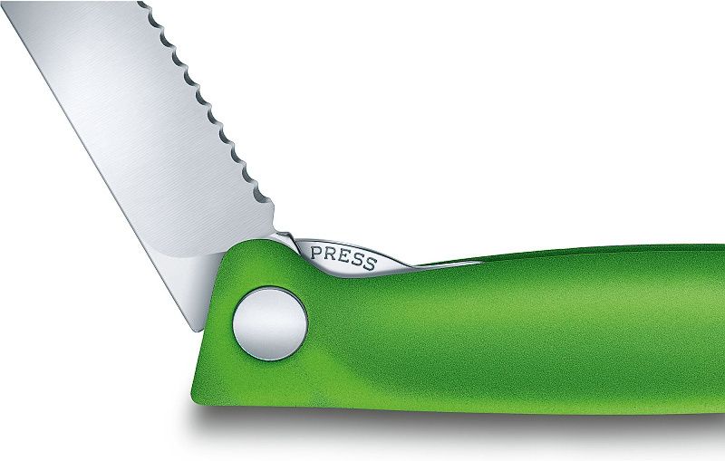 VICTORINOX Nož SwissClassic na ovocie a zeleninu, zubkovaný - zelený (6.7836.F4B)