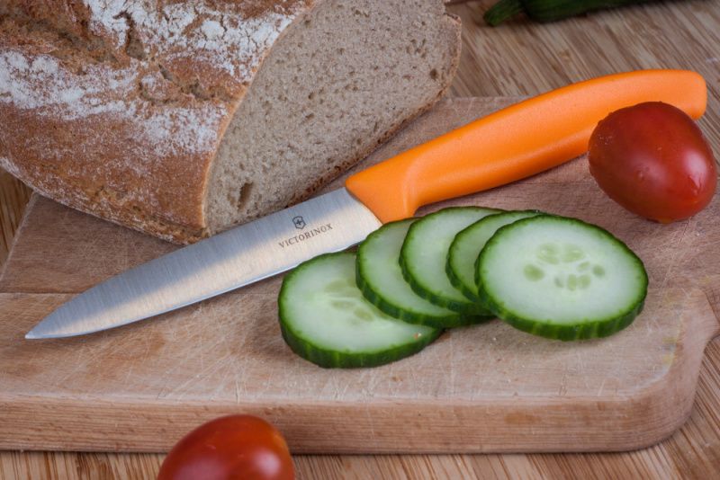 VICTORINOX Nôž na krájanie zeleniny SwissClassic 10cm hladké ostrie - oranžový (6.7706.L119)