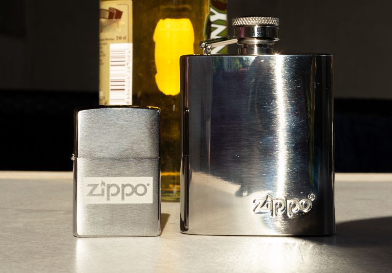 ZIPPO Sada zapaľovač a ploskačka (30058)