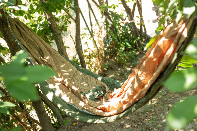 TICKET TO THE MOON Závesná posteľ Hammock King Size - zelená / hnedá