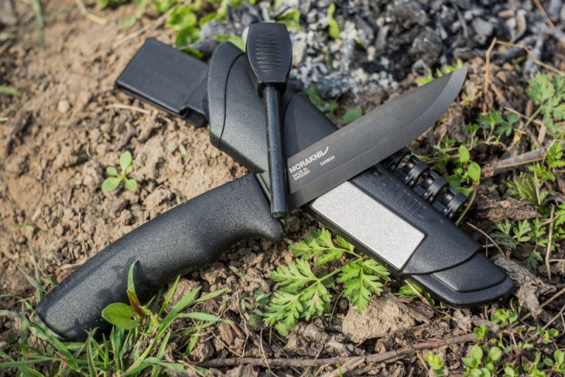 MORAKNIV Nôž s pevnou čepeľou Bushcraft Survival Black - Carbon Steel - čierny (NZ-BSS-CS-01)