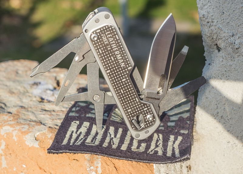 LEATHERMAN Multitool FREE T4 - strieborný (LTG832686)